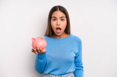 İspanyol güzel kadın çok şaşırmış ya da şaşkın görünüyor. Domuz kumbarası konsepti