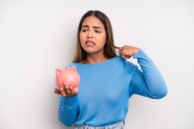 İspanyol güzel kadın stresli, endişeli, yorgun ve hayal kırıklığına uğramış hissediyor. Domuz kumbarası konsepti