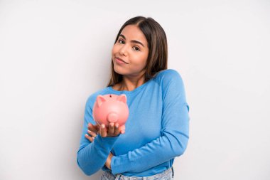 İspanyol güzel kadın omuz silkiyor, kafası karışık ve kararsız. Domuz kumbarası konsepti