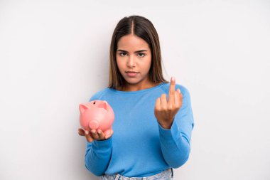 İspanyol güzel kadın kızgın, sinirli, asi ve agresif hissediyor. Domuz kumbarası konsepti