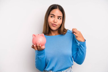 İspanyol güzeli kadın kibirli, başarılı, pozitif ve gururlu görünüyor. Domuz kumbarası konsepti