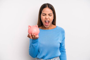 İspanyol güzel kadın agresif bir şekilde bağırıyor, çok kızgın görünüyor. Domuz kumbarası konsepti