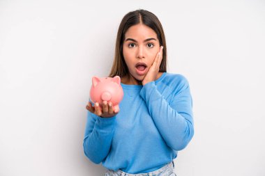 İspanyol güzel kadın şok olmuş ve korkmuş hissediyor. Domuz kumbarası konsepti