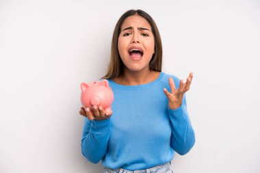 İspanyol güzel kadın umutsuz, hayal kırıklığına uğramış ve stresli görünüyor. Domuz kumbarası konsepti