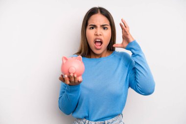 İspanyol güzel kadın ellerini havaya kaldırarak çığlık atıyor. Domuz kumbarası konsepti