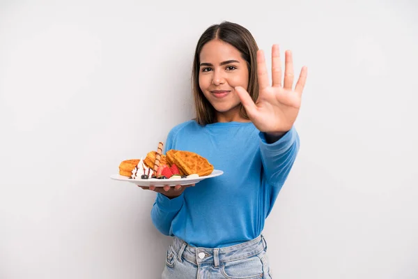 Hispanic Pretty Woman Smiling Looking Friendly Showing Number Five Waffles — Stockfoto