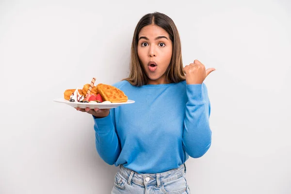Hispanic Pretty Woman Looking Astonished Disbelief Waffles Breakfast Concept —  Fotos de Stock