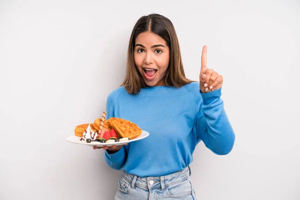 Hispanic Pretty Woman Feeling Happy Excited Genius Realizing Idea Waffles — Stok Foto