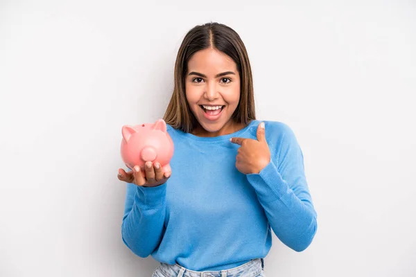 Mujer Bonita Hispana Sintiéndose Feliz Señalándose Misma Con Una Emoción — Foto de Stock