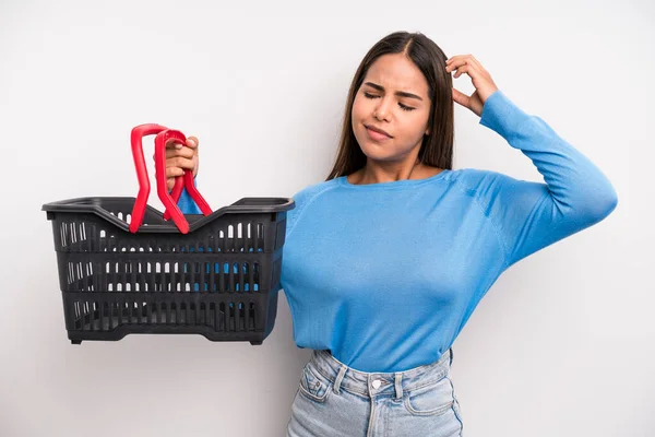 Hispanic Pretty Woman Smiling Happily Daydreaming Doubting Empty Supermarket Basket — Photo