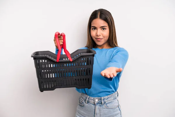 Hispanic Pretty Woman Smiling Happily Friendly Offering Showing Concept Empty — Foto Stock