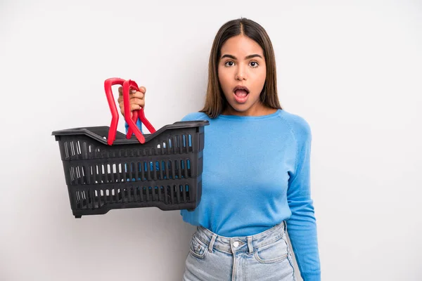 Hispanic Pretty Woman Looking Very Shocked Surprised Empty Supermarket Basket —  Fotos de Stock