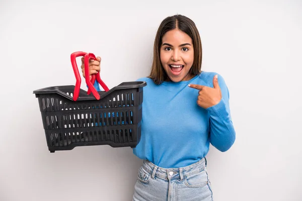 Hispanic Pretty Woman Feeling Happy Pointing Self Excited Empty Supermarket — Foto Stock