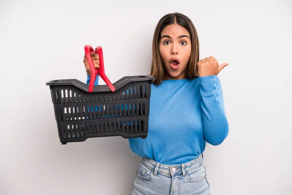 Hispanic Pretty Woman Looking Astonished Disbelief Empty Supermarket Basket Concept — Photo