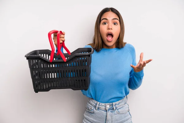 Hispanic Pretty Woman Amazed Shocked Astonished Unbelievable Surprise Empty Supermarket — ストック写真
