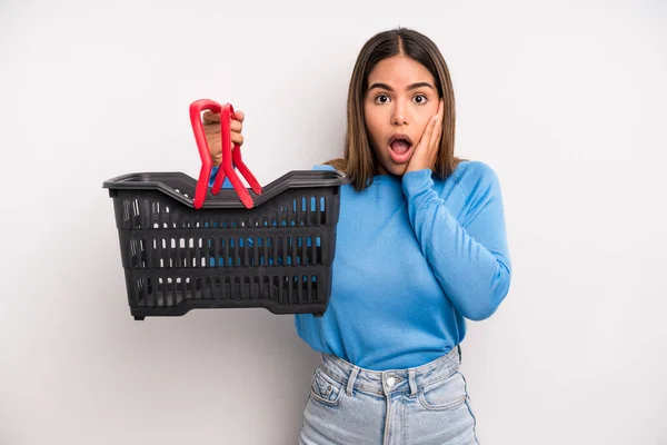 Hispanic Pretty Woman Feeling Shocked Scared Empty Supermarket Basket Concept — Stock Fotó