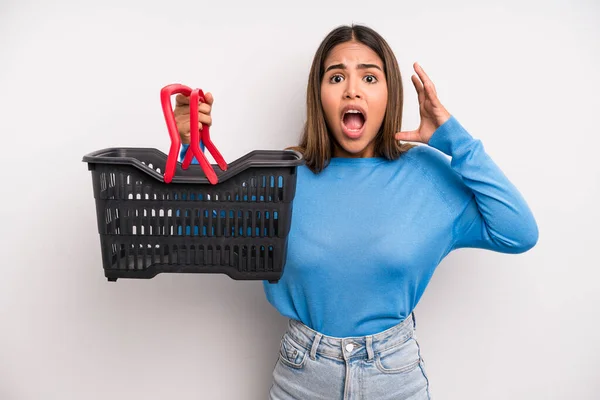 Hispanic Pretty Woman Screaming Hands Air Empty Supermarket Basket Concept — Stockfoto