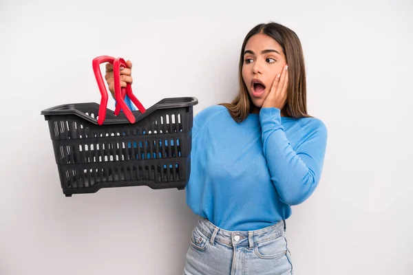 Hispanic Pretty Woman Feeling Happy Excited Surprised Empty Supermarket Basket — Fotografie, imagine de stoc