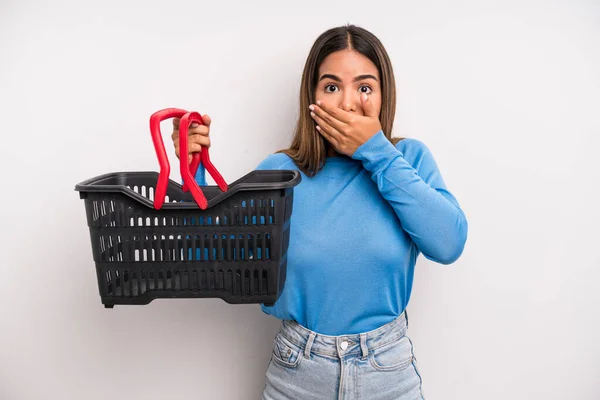 Hispanic Pretty Woman Covering Mouth Hands Shocked Empty Supermarket Basket — Foto Stock