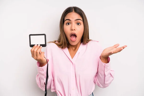 Hispanic Pretty Woman Feeling Extremely Shocked Surprised Pass Card Concept — ストック写真