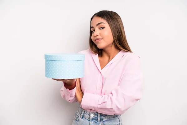 Hispanic Pretty Woman Shrugging Feeling Confused Uncertain Gift Box Concept —  Fotos de Stock