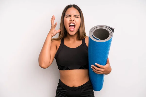 Hispanic Söt Kvinna Skriker Med Händerna Upp Luften Fitness Och — Stockfoto