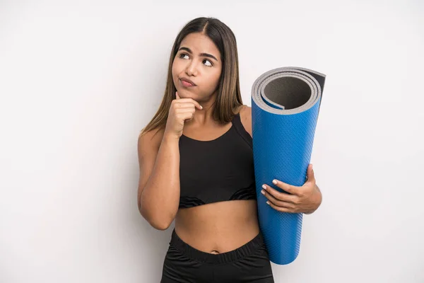 Hispanic Söt Kvinna Tänker Känner Sig Tveksam Och Förvirrad Fitness — Stockfoto
