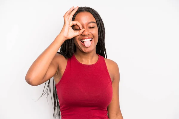 Μαύρη Νεαρή Ενήλικη Γυναίκα Χαμογελά Ευτυχισμένη Αστείο Πρόσωπο Αστειεύεται Και — Φωτογραφία Αρχείου