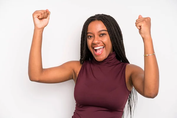 Μαύρη Νεαρή Ενήλικη Γυναίκα Που Φωνάζει Θριαμβευτικά Δείχνοντας Ενθουσιασμένη Χαρούμενη — Φωτογραφία Αρχείου