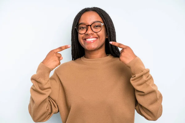 Μαύρη Νεαρή Ενήλικη Γυναίκα Χαμογελά Αυτοπεποίθηση Δείχνοντας Δικό Της Πλατύ — Φωτογραφία Αρχείου