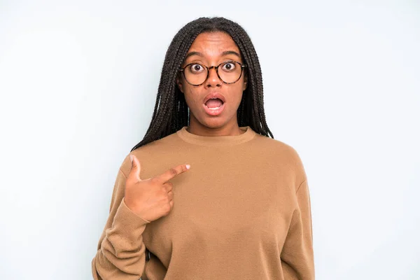 Black Young Adult Woman Looking Shocked Surprised Mouth Wide Open — Zdjęcie stockowe