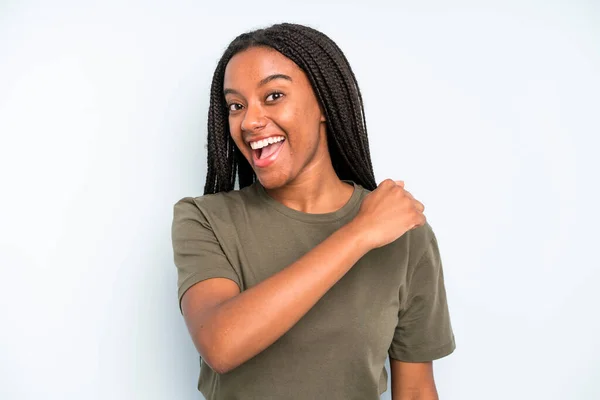 Μαύρη Νεαρή Ενήλικη Γυναίκα Αισθάνεται Ευτυχισμένη Θετική Και Επιτυχημένη Παρακινείται — Φωτογραφία Αρχείου