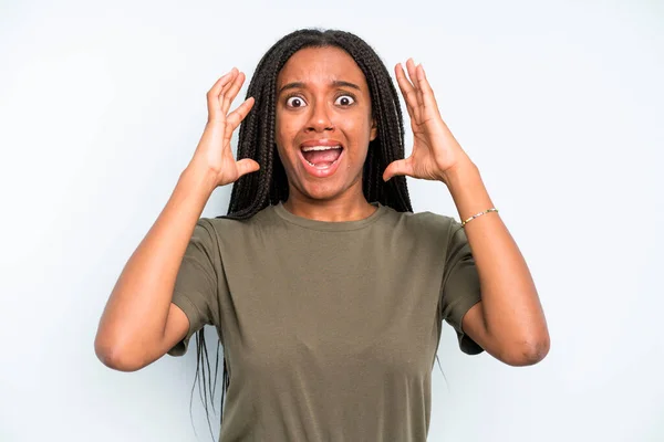 Black Young Adult Woman Screaming Hands Air Feeling Furious Frustrated —  Fotos de Stock