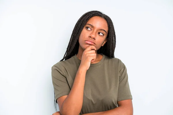 Black Young Adult Woman Feeling Thoughtful Wondering Imagining Ideas Daydreaming — Stockfoto