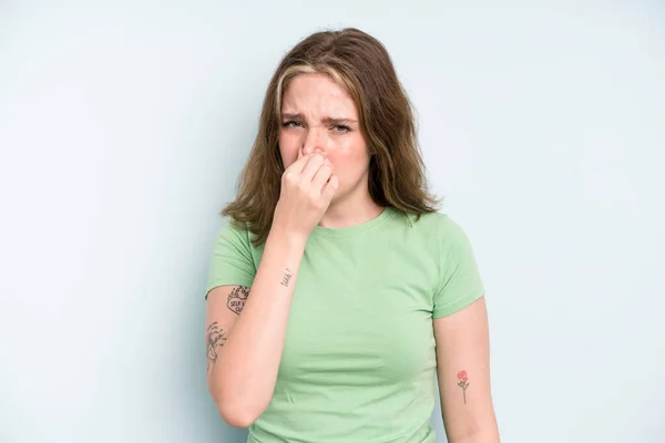Caucasian Pretty Woman Feeling Disgusted Holding Nose Avoid Smelling Foul — Stock Photo, Image