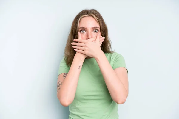 Caucasian Pretty Woman Covering Mouth Hands Shocked Surprised Expression Keeping —  Fotos de Stock