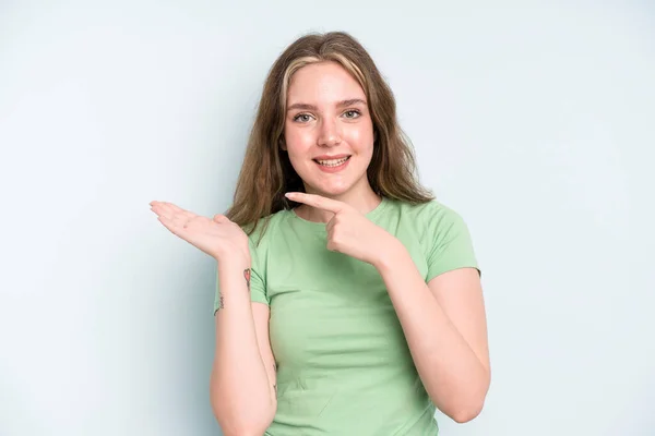 Caucasian Pretty Woman Smiling Cheerfully Pointing Copy Space Palm Side — Stockfoto