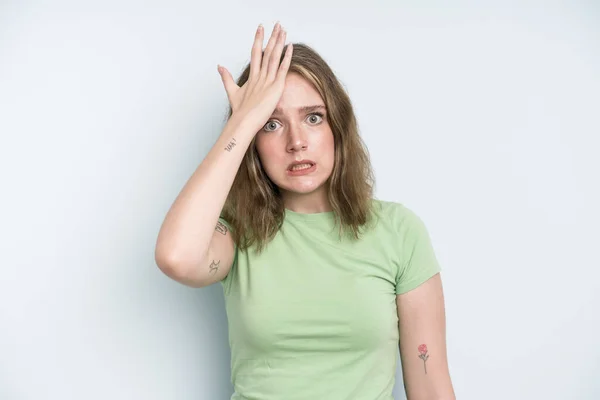 Caucasian Pretty Woman Raising Palm Forehead Thinking Oops Making Stupid — Stock Photo, Image