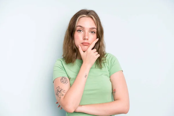 Caucasian Pretty Woman Looking Serious Thoughtful Distrustful One Arm Crossed — Stock Photo, Image