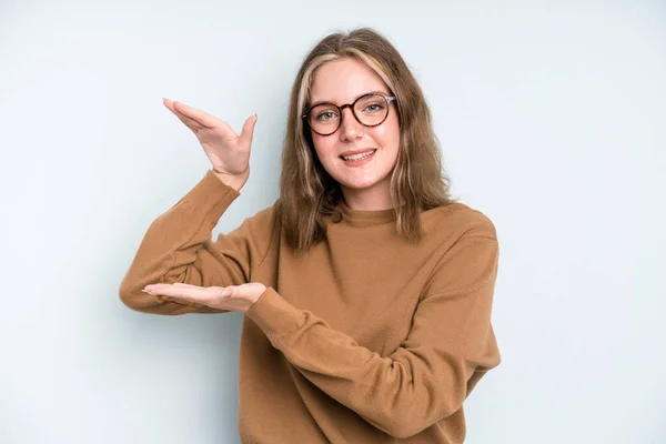 Caucasian Pretty Woman Smiling Feeling Happy Positive Satisfied Holding Showing — Stock Photo, Image