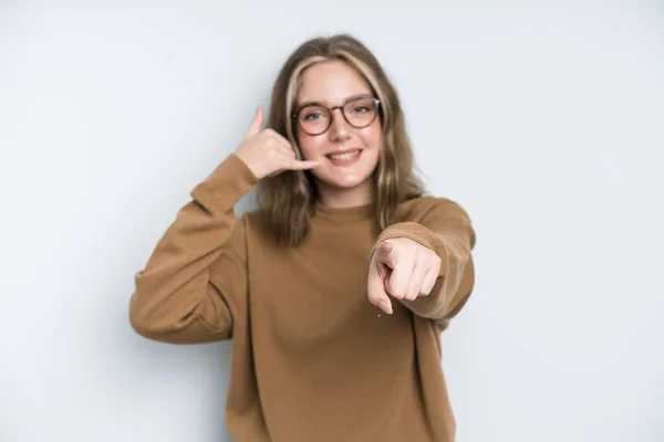 Caucasian Pretty Woman Smiling Cheerfully Pointing Camera While Making Call — 图库照片