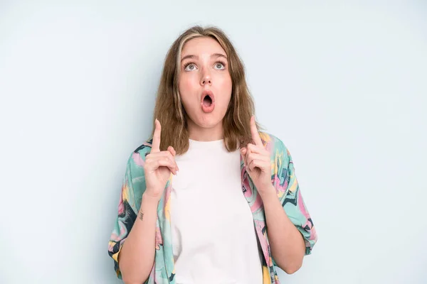 Caucasian Pretty Woman Looking Shocked Amazed Open Mouthed Pointing Upwards — Stockfoto