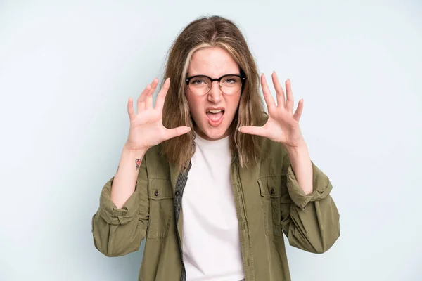 Caucasian Pretty Woman Screaming Panic Anger Shocked Terrified Furious Hands — Stockfoto