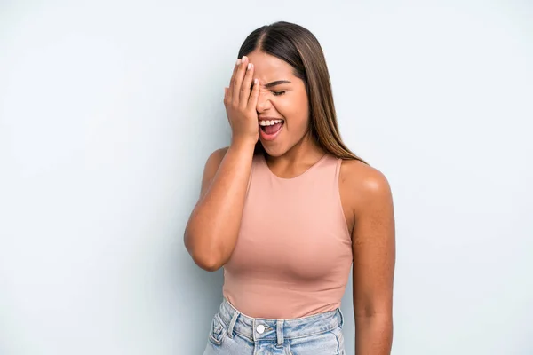 Hispanic Latin Pretty Woman Laughing Slapping Forehead Saying Doh Forgot — Stockfoto