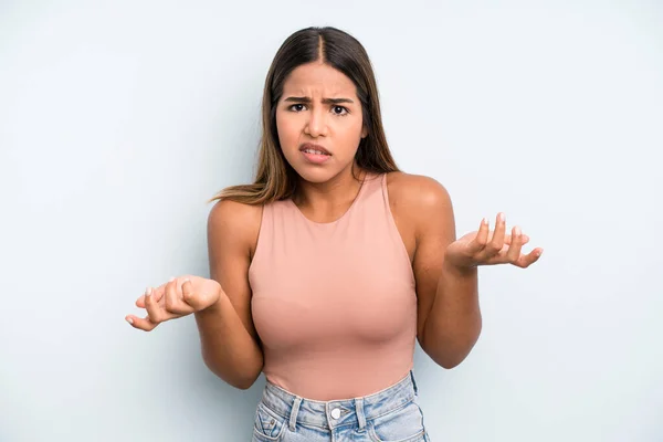Hispanic Latin Pretty Woman Feeling Clueless Confused Sure Which Choice — Stockfoto