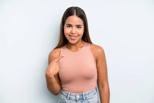 Hispanic Latin Pretty Woman Looking Proud Confident Happy Smiling Pointing — Stockfoto