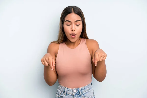 Hispanic Latin Pretty Woman Open Mouth Pointing Downwards Both Hands — Stockfoto