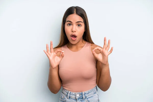 Hispanic Latin Pretty Woman Feeling Shocked Amazed Surprised Showing Approval — Stockfoto
