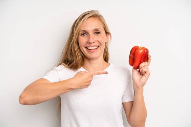 Güzel yetişkin kadın sebze konsepti