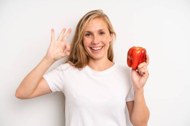 Güzel yetişkin kadın sebze konsepti